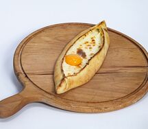 Пиде с сыром и яйцом