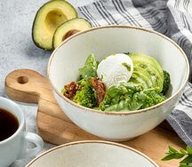 Киноа с яйцо-пашот и овощами