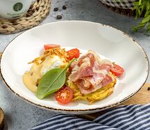 Картофельные хашбрауны с беконом и яйцом пашот