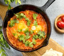 Шакшука красная с римскими лепешками