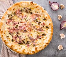 Пицца на сметане с беконом и грибами