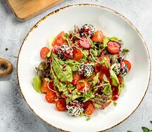 Микс с томатами и кунжутным сыром фета