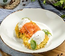 Хашбрауны с форелью и яйцом пашот