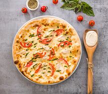 Пицца с курицей и песто