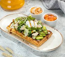 Вафли с яйцом пашот, овощами и креветками