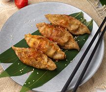 Жареные гёдза с курицей и креветками
