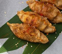 Жареные гёдза с курицей и овощами