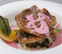 Запеченный окунь в розовом соусе