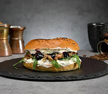 Бейгл с тунцом и черникой