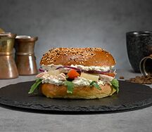 Бейгл с курицей и ананасом