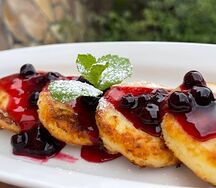 Сырники с соусом из чёрной смородины