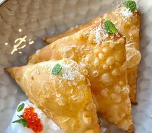 Крымские пирожки с сырами и сметано-икорным соусом, 2 шт
