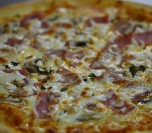 Пицца с ветчиной и шампиньонами