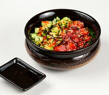 Гавайский салат Поке с лососем