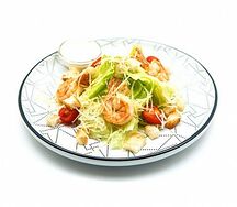 Салат Цезарь с креветками