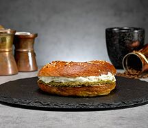 Бейгл с песто и крем-чизом