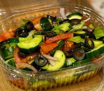 Салат со свежими овощами и маслинами