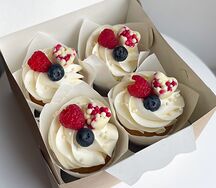 Набор из 4 капкейков с сердечком, малиной и голубикой