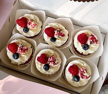 Набор из 6 капкейков с сердечком, малиной и голубикой