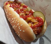 Хот-дог с огурчиком