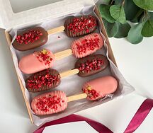 Ассорти чизкейков в розовом и молочном шоколаде с сублиматами