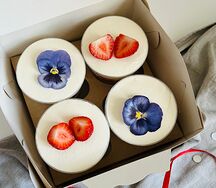 Трайфлы с клубникой и цветами