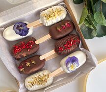 Ассорти чизкейков в шоколаде с цветами