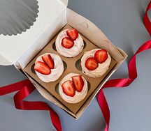 Набор ванильных капкейков, украшенных клубникой