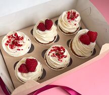Набор ванильных капкейков с вишней, украшенные малиной