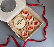 Бенто-торт Самой любимой и ванильные капкейки