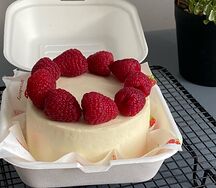 Бенто-торт, украшенный свежей малиной 