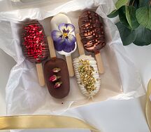 Ассорти чизкейков в шоколаде с цветами