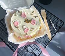 Бенто-торт В подарок с розовыми мазками и золотом