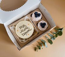 Бенто-торт ты мой герой и ванильные капкейки