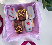 Ассорти Чизкейков в шоколаде с сердечками