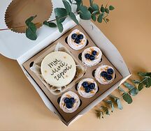 Бенто-торт Ты мой герой и ванильные капкейки