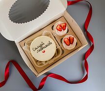 Бенто-торт Самой любимой и два капкейка