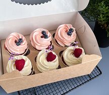 Капкейки красный бархат с клубникой в подарок на день мамы