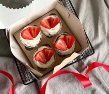 Набор ванильных капкейков с вишней, украшенные клубникой в подарок