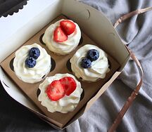 Набор ванильных капкейков с вишней в подарок любимой женщине