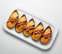 Запечённые мидии с острым соусом