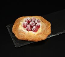 Вензель с малиной