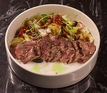 Теплый салат со стейком и овощами гриль