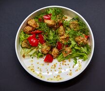 Салат с криспи курицей и битыми огурцами 