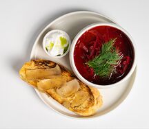 Борщ с говяжьей щекой и сметаной