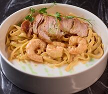 Паста с цыпленком и креветками в соусе том ям 