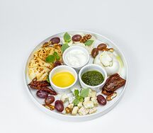 Ассорти домашних сыров с медом и винoградом
