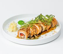 Опаленный лосось и креветка темпура