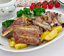Тушеные ребрышки с картофельными дольками