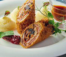 Куриный рулет с черносливом и курагой